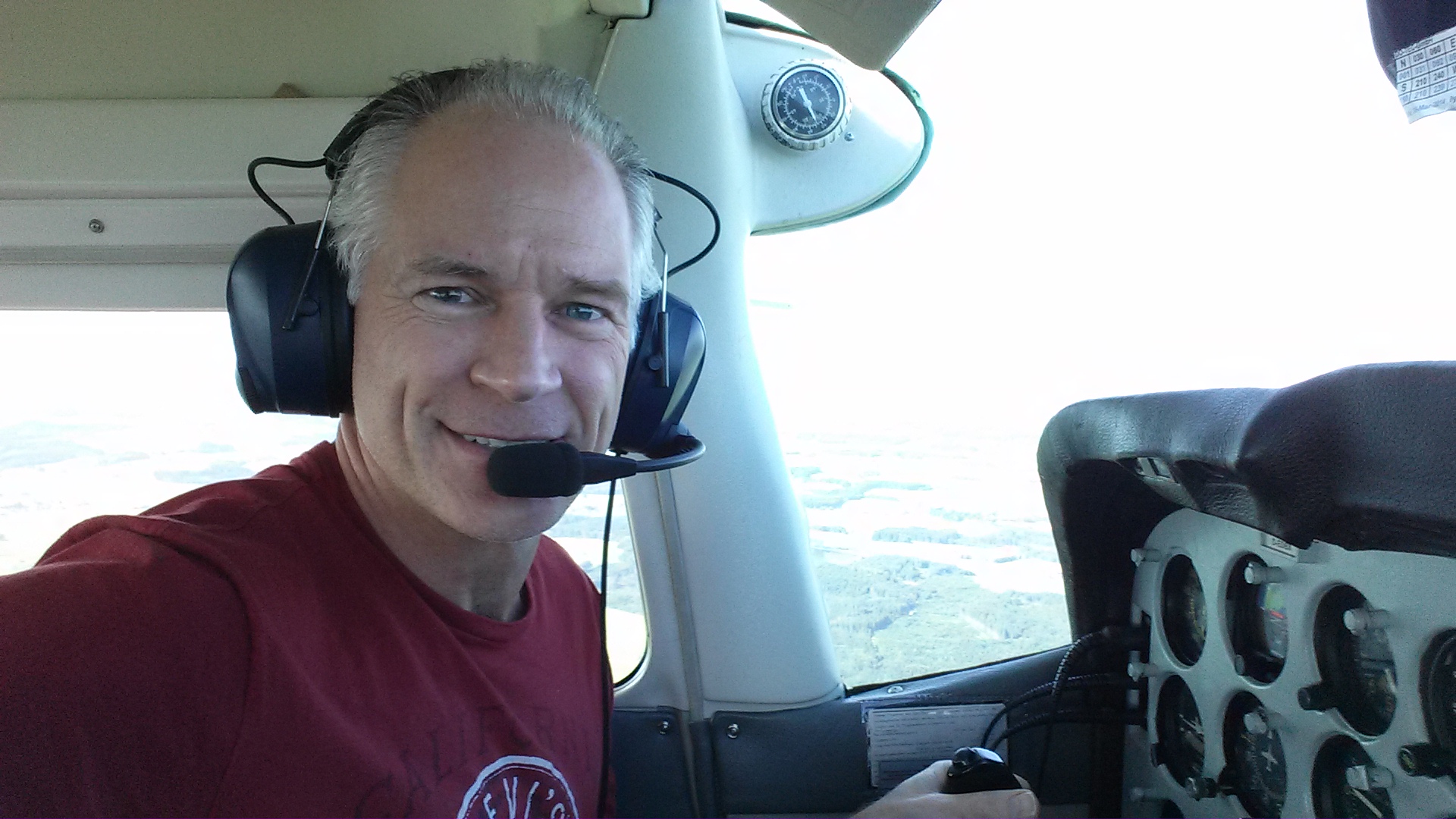 Thomas Schlechter im Cockpit eines Kleinflugzeugs